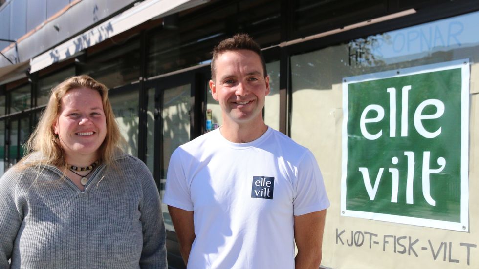 GOD RESPONS: Sissel Ailien og Bernt Elle opna råvarehandelen Ellevilt i fjøra i november. Sogndølene har fått augo opp for butikken, og mange er innom og kjøper middag og lunsj.