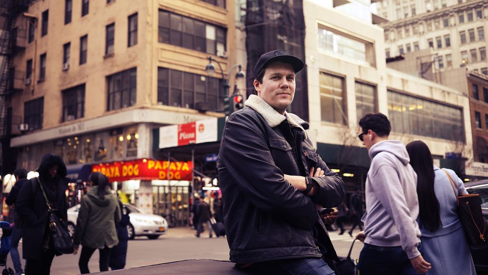 Andreas Heim, VP of Engineering i Unacast, avbildet utenfor kontorlokalene i på Manhattan.