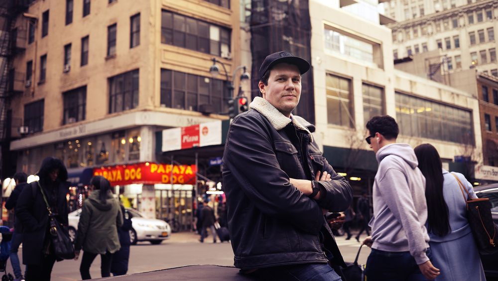 Andreas Heim, VP of Engineering i Unacast, avbildet utenfor kontorlokalene i på Manhattan.