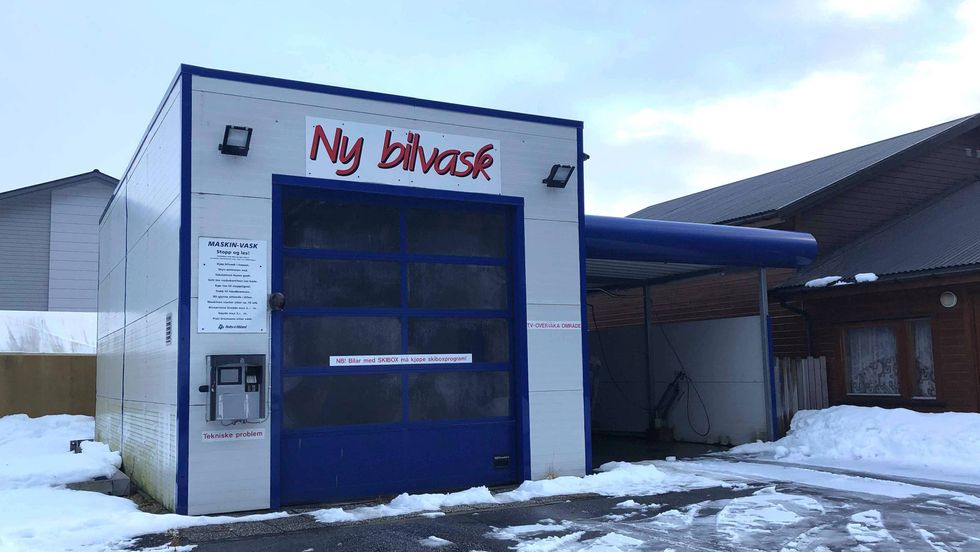BLIR NY: Vaskehallen på Gaupne, som har vore ute av drift i eitt år, er den einaste av bilvasken i Luster kommune. Eigarane bak Hafslo Bilsenter tykte det var på tide å gi han nytt liv. – Me trur folk vil bli glade for å få tilbake tilbodet, seier Per Hauge, medeigar i Hafslo Bilsenter AS.