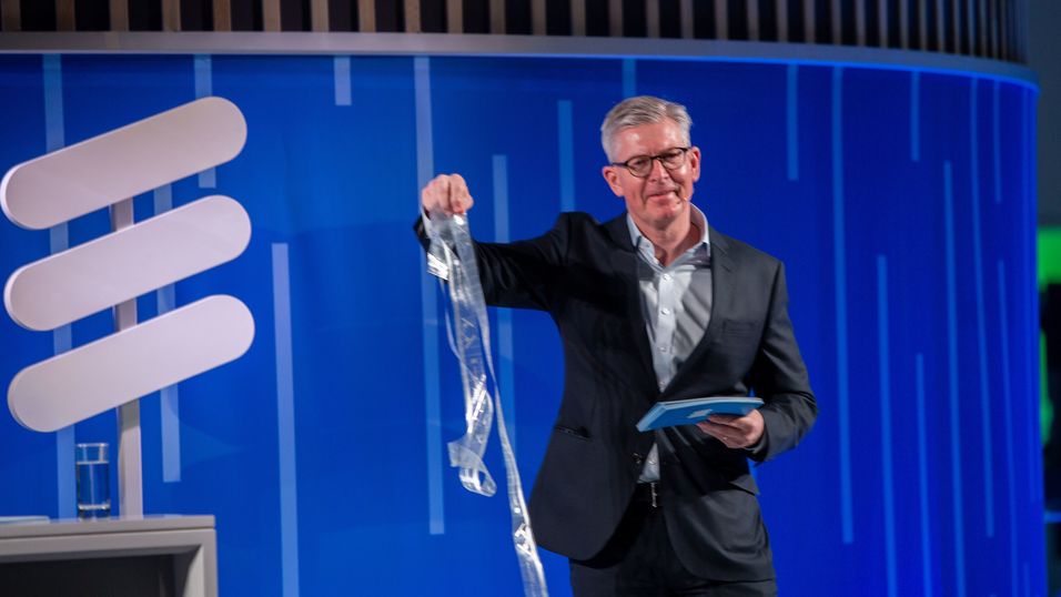 Ericssonsjef Börje Ekholm under en tale på mobilmessen MWC19 i Barcelona. Her drar han en tape med antenneelementer ut av jakkelommen.