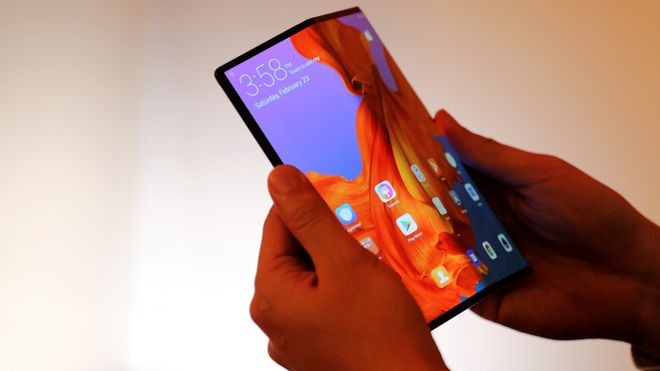Huawei viser fram nye Huawei Mate X under Mobile World Congress i Barcelona.