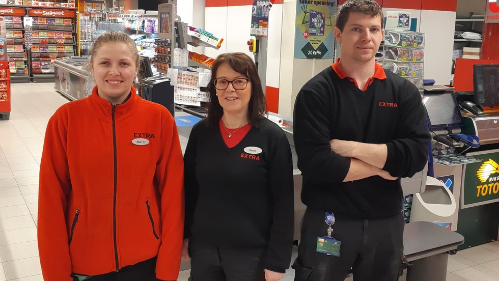 FEIRA EITT ÅR: Coop i Lærdal opplevde omsetningsvekst første året etter overgangen frå Prix, men likevel mindre enn venta. Frå venstre: Malin Hovland, Merethe Fortun og Espen Grøthe.