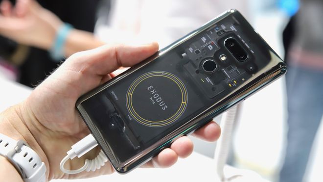 HTC Exodus i hånd på HTC-standen på MWC-messen.