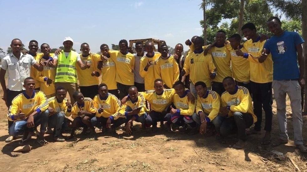 TOMMEL OPP: Dette fotballlaget i Tanzania gler seg over å ha fått nye drakter å spela i.