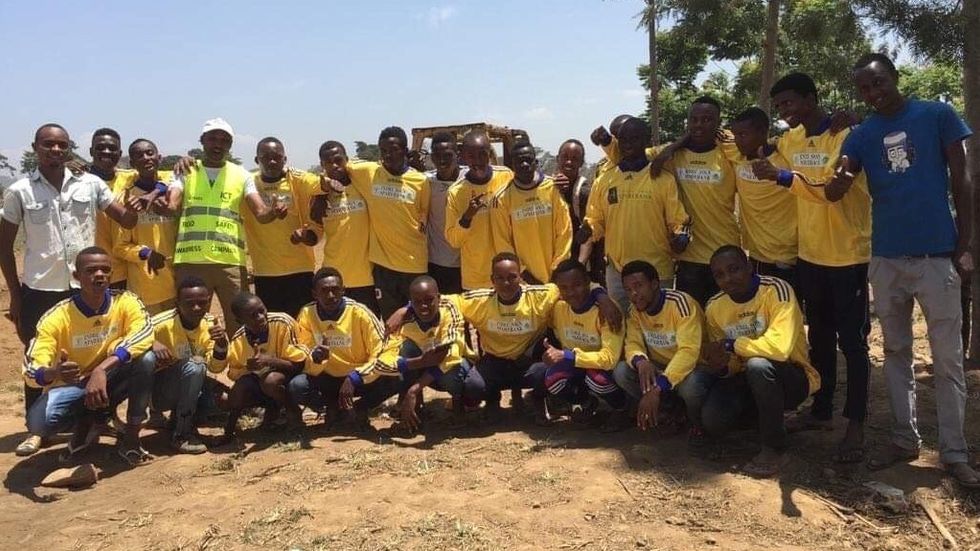 TOMMEL OPP: Dette fotballlaget i Tanzania gler seg over å ha fått nye drakter å spela i.