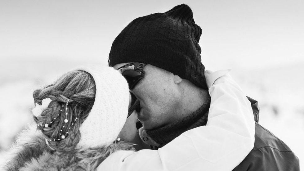 I SKIBAKKEN: – Eg er ein mann av få ord, så eg kan beskriva det med eit: fantastisk, seier brudgommen om bryllupsdagen.
