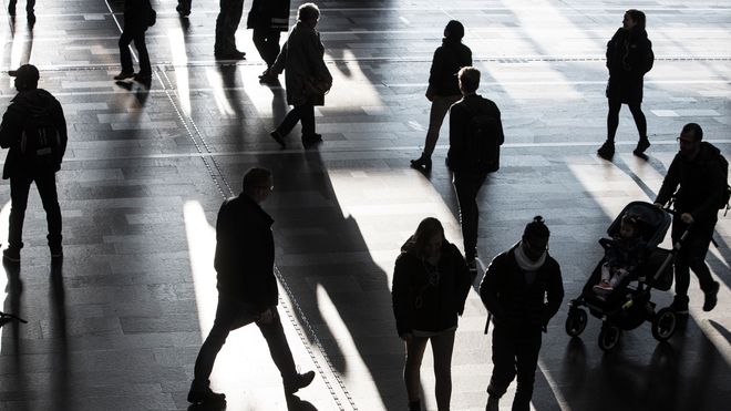 Illustrasjonsfoto av tilfeldige mennesker på Oslo Sentralbanestasjon.