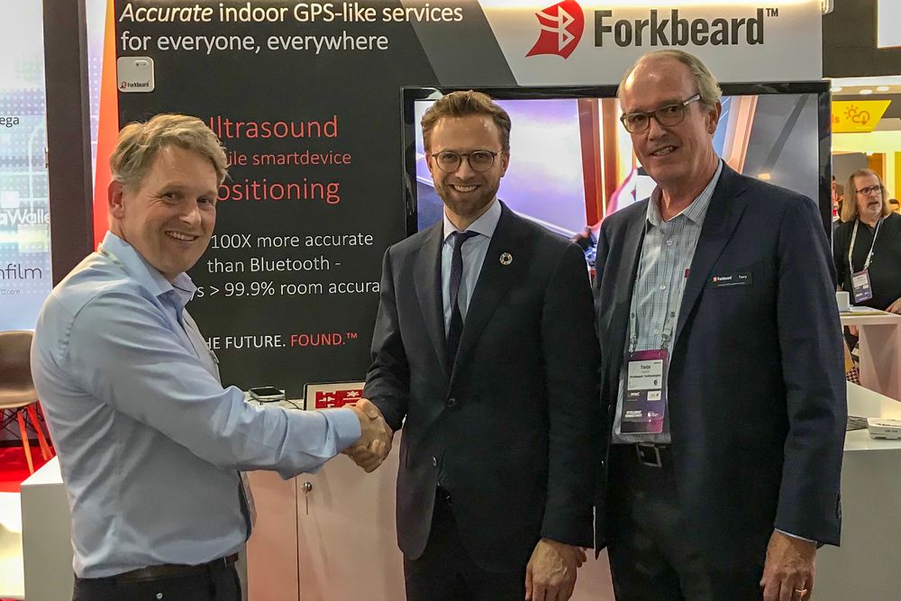 Forkbeard-sjef Wilfred Booij (t.v.) tror de har svært gode muligheter til å erobre verdensmarkedet for innendørs navigasjon. De har unik norskutviklet ultralydteknologi og en riktig forretningsmodell. Her får han og Terje Aasen, som leder forretningsutvikling og forretningsallianser, digitalministerbesøk av Nicolai Astrup på standen i Barcelona.