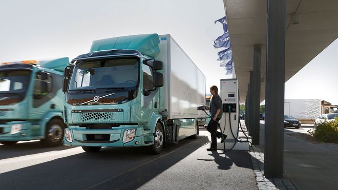 Volvos første helelektriske lastebiler overlevert kunde