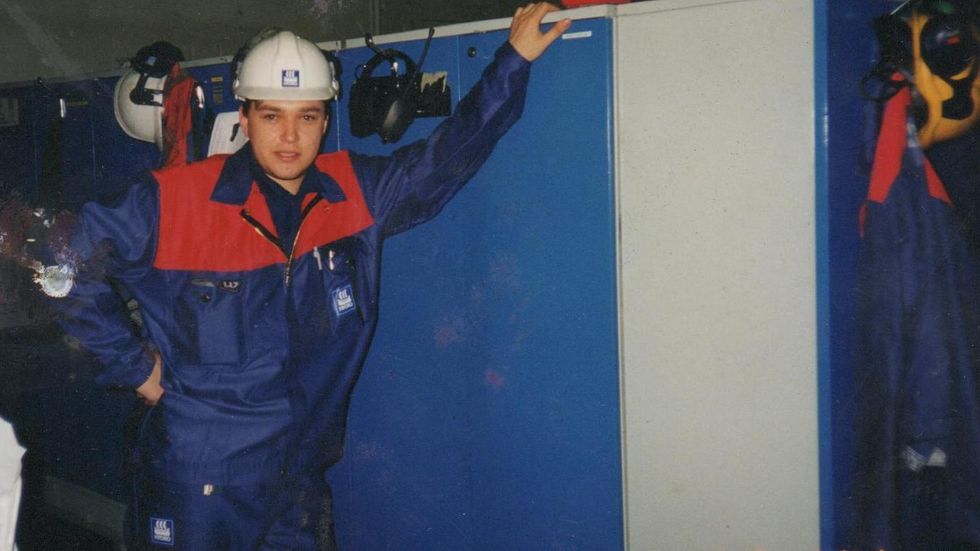 PÅ JOBB FOR HYDRO: Ukrainske Sergey Chalich fekk i 1998 jobb på Hydro i Årdal, på fabrikken faren hans hadde vore med å bygga som tvangsarbeidar over femti år tidlegare.