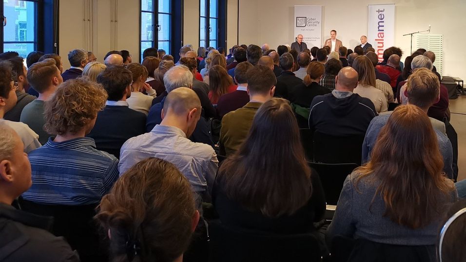 Fullsatt sal på Litteraturhuset i Oslo da sikkerheten rundt bruk av Huawei-utstyr i nettverkene ble satt under debatt.