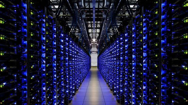 Fotografiet viser serverrack i Googles datasenter i Douglas County. Illustrasjonsfoto.
