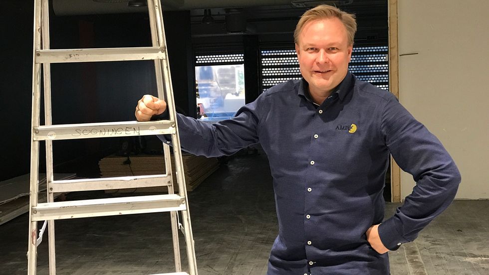 JOBBAR PÅ: Senterleiar Wilhelm Tangerud står på grensa mellom den gamle Sogningen-delen og den enno eldre K-senter-delen av kjøpesenteret. Her i andreetasje flyttar danske kjøpmenn inn til våren.