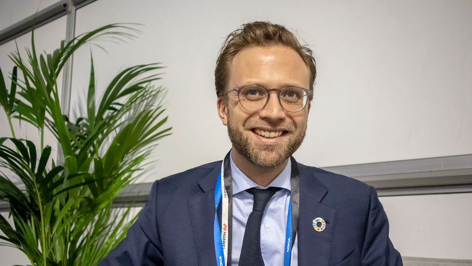 Digitaliseringsminister Nikolai Astrup var ikke fornøyd med å gå med messens standardbånd for legitimasjon som var sponset av Huawei. Han hadde fått ett fra Nokia og ett fra Ericsson også, fordi han ønsket å være nøytral.
