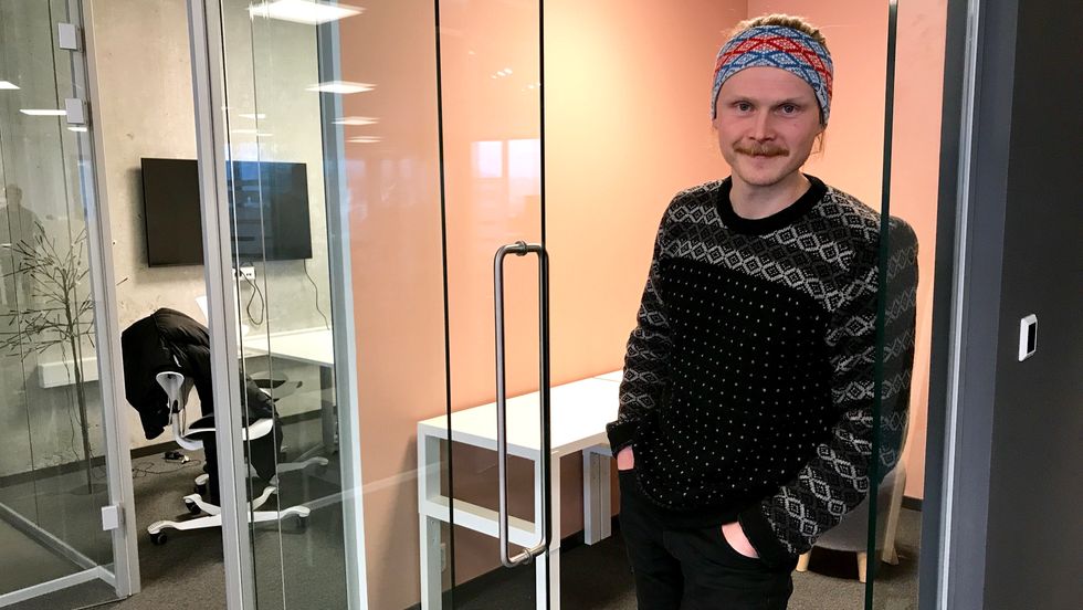 STRIKKESAMARBEID: Strikkegründer Thorbjørn Selseng i Bjøddn har inngått eit samarbeid med Sogneprodukt. Attføringsbedrifta i Balestrand har teke over produksjonen av pannebanda til klesmerket.