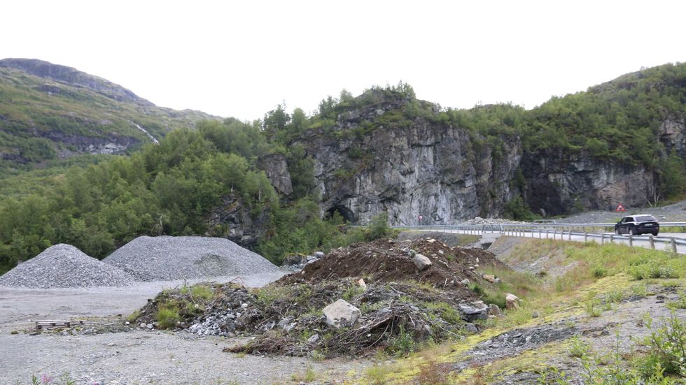 RUNDTUR: Holsbrutunnelen er for smal til at to store køyretøy kan møtast, i tillegg er det eit problem med vatn og ising i tunnelen om vinteren.