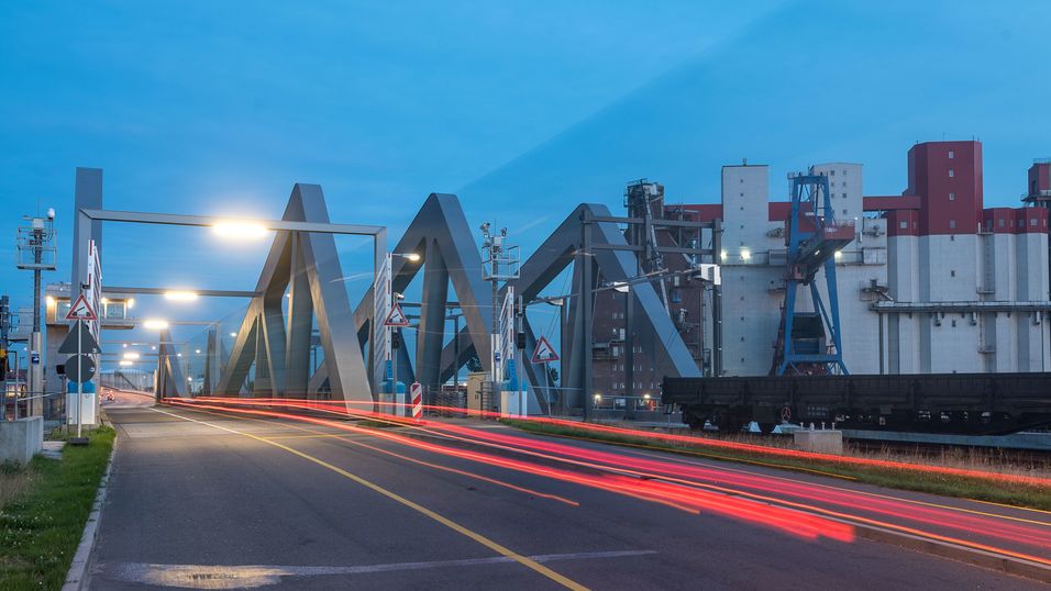 Tyskland har kommet med regler for telenettene som krever bruk av ulike leverandørers utstyr til viktige komponenter, og lar ikke reglene kun gjelde de kommende 5G-nettene, men alle nett. Her et bilde fra Hamburg, der 5G testes i havneområdet av Deutsche Telekom.