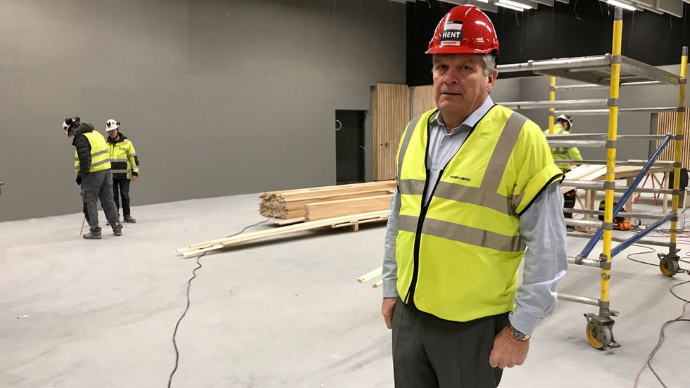 TRAVLE DAGAR: Direktør Jørgen Christian Lindstrøm ser ut til å rå over eit dobbelt så stort hotell når den nye fløya står ferdig om halvannan månad.