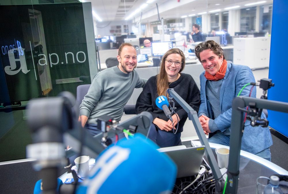 Forklart: Programleder Andreas Bakke Foss (36) podkastansvarlig og produsent Karoline Fossland (31) og programleder Kristoffer Rønneberg i Aftenposten.