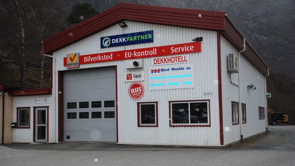 UTVIDAR: West Maskin ligg på Håbakken i Lærdal og no vil dei utvide.
