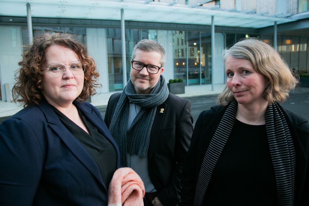 Kommunikasjonsdirektør i Helse Vest, Bente Aae, kommunikasjonsdirektør i Haukeland universitetssjukehus, Erik Vigander og juridisk rådgjevar i Helse Vest, Nina Næsheim.