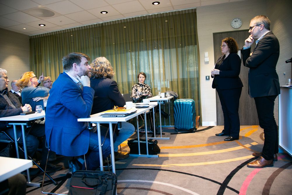 Kommunikasjonsdirektør i Helse Vest, Bente Aae og kommunikasjonsdirektør ved Haukeland universitetssjukehus, Erik Vigander. Dei møtte eit svært kritisk redaktørkorps til debatt onsdag.