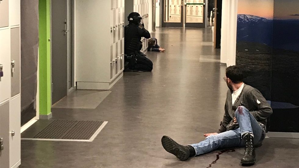 REALISTISK ØVING: På Sogndal vidaregåande skule øvde naudetatane torsdag på scenario der gjerningspersonar med våpen hadde gått til angrep.