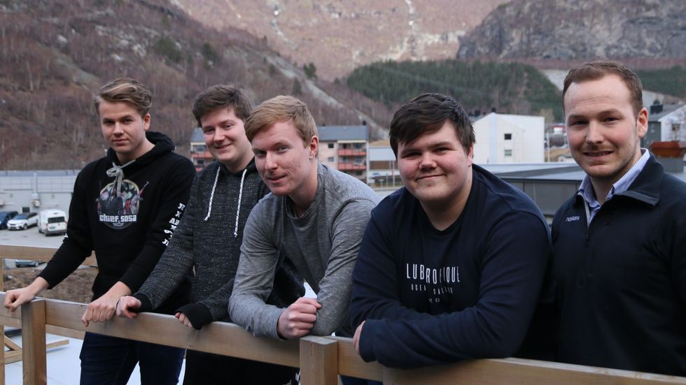 KJEKK OPPLEVING: Dei fire elevane frå 3.klasse automasjon fortel at det har vore ei kjekk og lærerik oppleving. F.v: Sondre Teigen, Erik Steinegger, Petter Sandvik og Emil Hillestad, her med veileder Joachim Mjøs som har ansvar for utplasseringa.