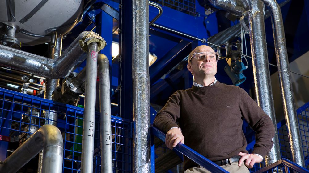 Per Sandberg jobber med forretningsutvikling i Equinor, og ønsker å starte opp hydrogenproduksjon på Tjeldbergodden uten krav om CO2-fangst. Her på Equinors separasjonslab i Trondheim.