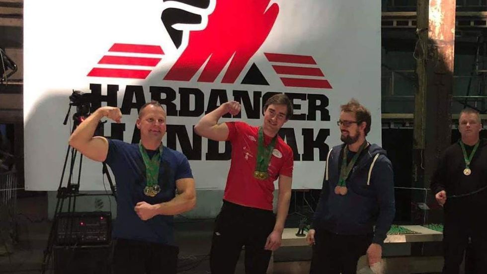 TRE GULL: 18 år gamle Erik Trulssen frå Lærdal (i midten) vann tre konkurransar under Hardanger Open, 2. runde i Noregscupen i handbak.