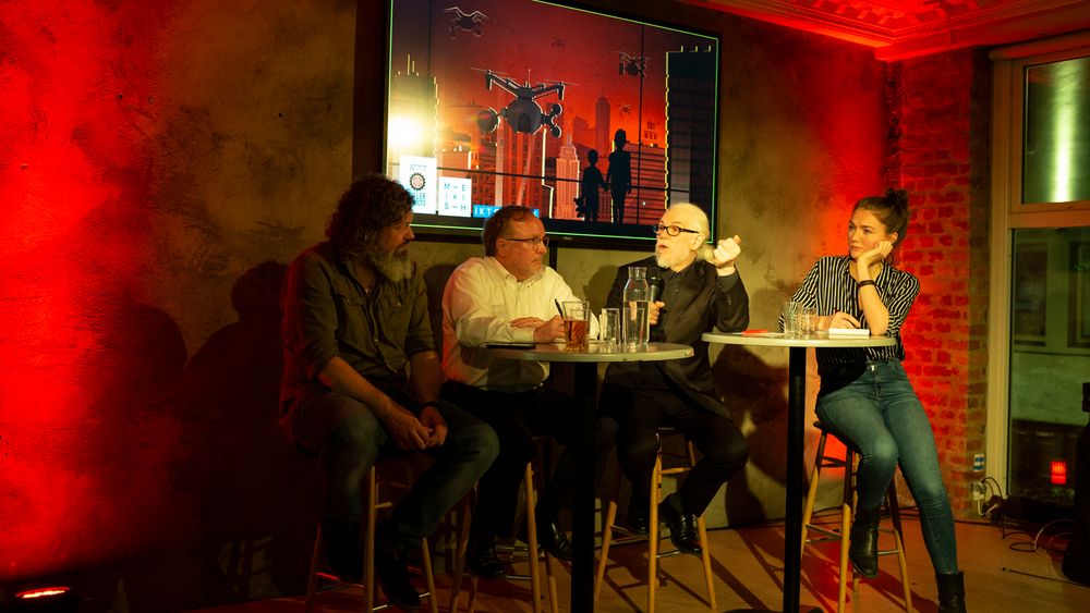 Etter stortingsmøtet forrige uke møttes (fra venstre) Torgeir Waterhouse fra IKT-Norge, Stephen Goose fra Human Rights Watch og AI-proffessor Noel Sharkey til en panelsamtale ledet av Sigrid Heiberg, på Mesh i Oslo.