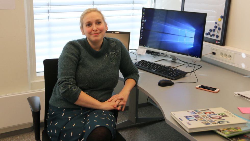 NY JOBB: Hanna Jor er ny bibliotekar i Årdal. Trønderdama flytte til Årdal for to og eit halvt år sidan for å få meir kvalitetstid med ungane.