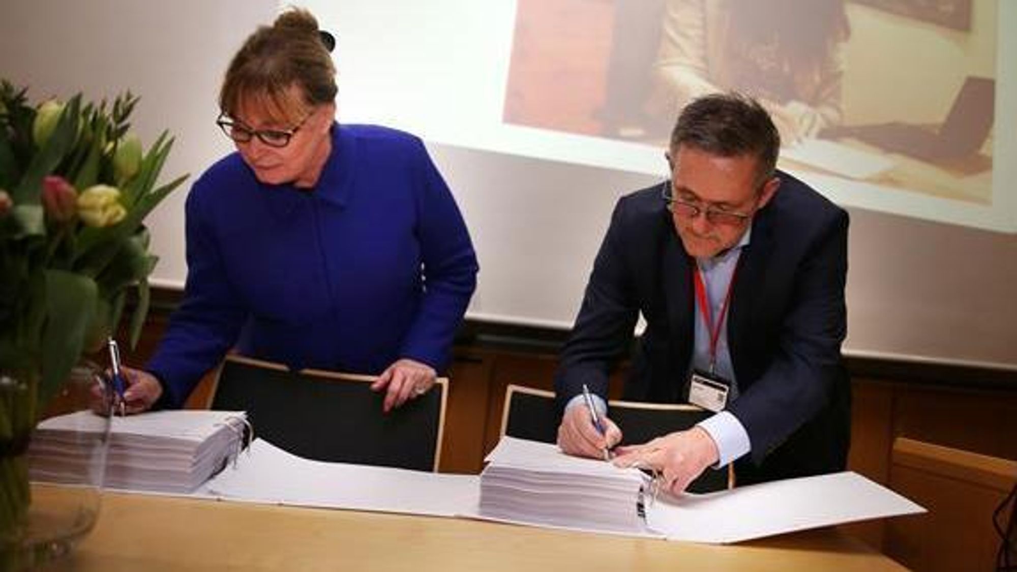 Visepresident Ellen White i Epic og styrelder Nils Kvernmo i Helseplattformen AS signerer kontrakten med Helseplattformen. Helseforetaket eies av Helse Midt-Norge.