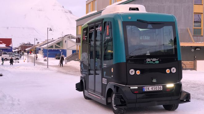 Torsdag fikk folk i Longyearbyen teste ut byens første førerløse buss