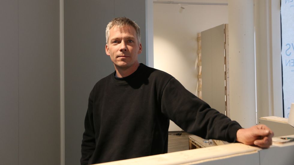 SATSAR: Danske Peter S. Poulsen flytta til Årdal i 2000. I 2016 starta han røyrleggarselskap, og no opnar han showroom.