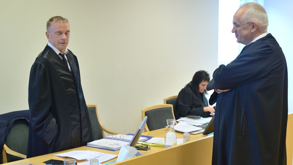 USEMJE OM BEVIS: Bistandsadovkat Rune Tysse (til venstre) og forsvarar Kjell Torbjørn Dahl diskuterer i ein pause under første dag av rettssaka. Aktor Sissel Kleiven i bakgrunnen.