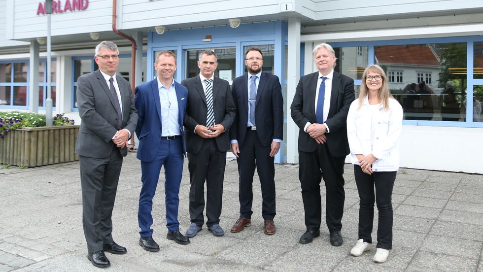 STYRE OG STELL: Frå venstre: Olav Vikøren blir styremedlem i Sogn Sparebank, Arve Tokvam blir nestleiar i styret, Gunnar Skahjem blir assisterande banksjef, Mads Indrehus blir banksjef, Egon Moen blir rådgjevar og Siv Enerstvedt styremedlem.