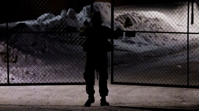 En person står vakt ved Huseby leir i Oslo i forbindelse med terrorberedskap i 2013. Illustrasjonsfoto.