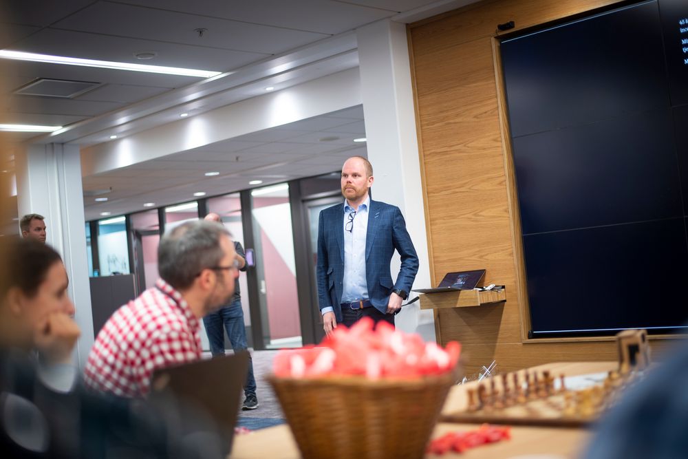 Sjefredaktør Gard Steiro i VG talar framføre sine tilsatte på eit morgonmøte 11. desember i fjor.