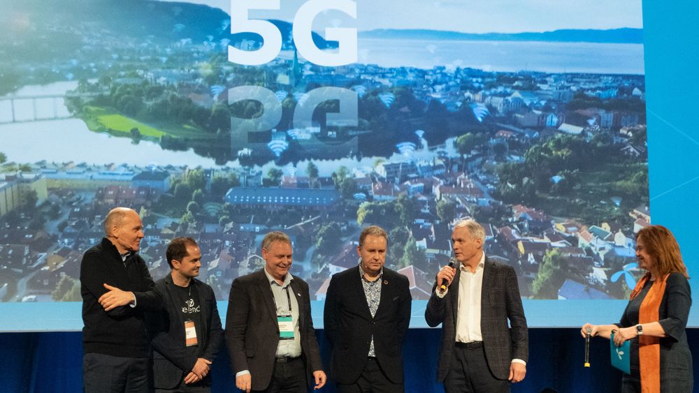 Konsernsjef Sigve Brekke i Telenor hadde med seg en rekke aktører fra regionen på scenen da 5G ble presentert i Trondheim 27. mars i fjor. Her er Per Magnus Veierland i Sevendof, rådmann Morten Wolden i Trondheim, Peter Due fra Yara Birkeland, grunnlegger Gustav Witzøe i Salmar og teknisk direktør Ingeborg Øfsthus i Telenor Norge. Nå, ett år seinere åpner 5G kommersielt i byen.