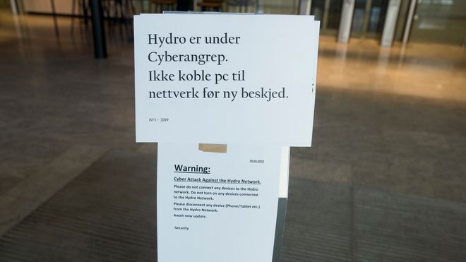 Plakat hos Hydro som viser "Hydro er under cyberangrep. Ikke koble pc til nettverk før ny beskjed".
