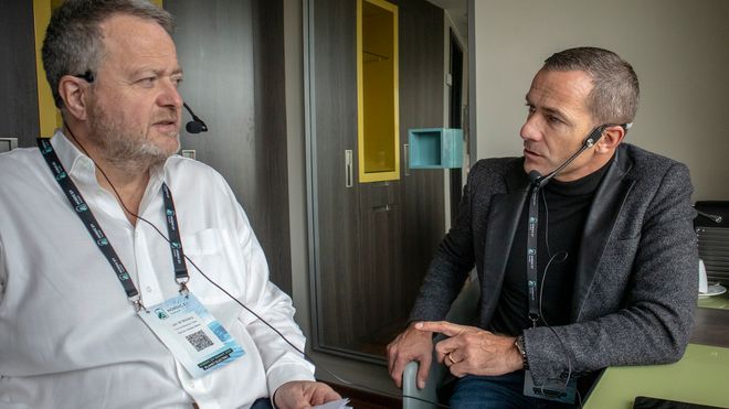 Han lager elbilen 11.000 nordmenn venter på