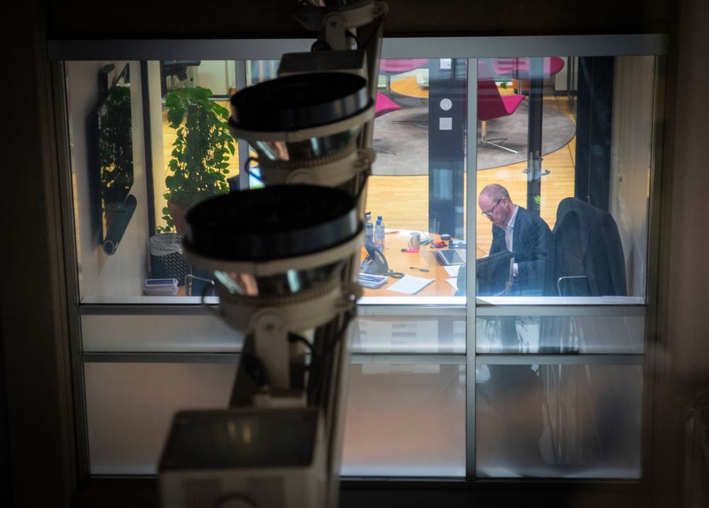 VG-redaktør Gard Steiro gjer siste førerbuingar før den mykje omtalte pressekonferansen onsdag.