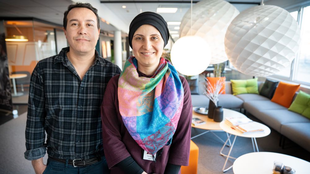 Julian Andres Larrarte og Heba Arabi er sivilingeniører med praksisplass i ÅF. Høsten 2018 startet første kull med 12 flyktninger og innvandrere med ingeniørutdanning på en ettårig videreutdanning ved OsloMet.