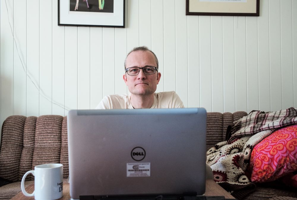 UTVINNER IKKE: Sturle Melvær Sunde (45) konsentrerer virksomheten sin om å kjøpe og selge bitcoin, inntekten kommer fra marginene. – Jeg hadde en gammel PC som utvant bitcoin for meg tidligere. Overskuddsvarmen var koblet til den vannbårne varmen i huset, og bidro til oppvarming. Men nå utvinner jeg ikke bitcoin selv, forteller han. Inntil nylig har han greidd seg med ADSL-linje, nå har han supplert med fiber for å få redundans.