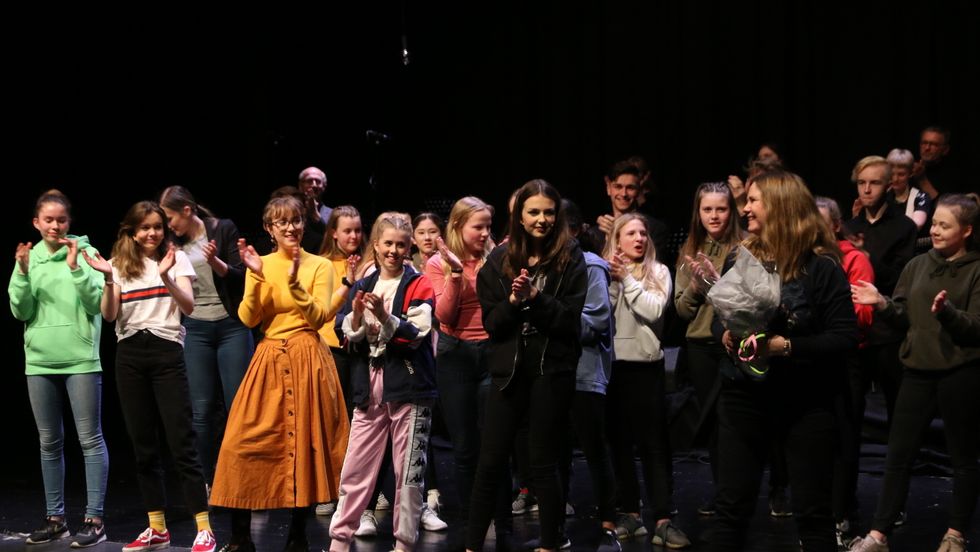 STÅANDE APPLAUS: Elevane fekk ståande applaus frå ein fulsett sal etter framsyninga.
