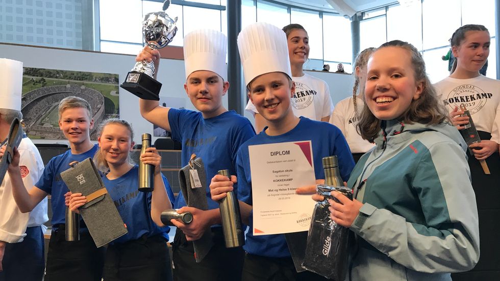 JUBEL: Sagatun skule stakk av med sigeren i årets kokkekamp i Sogndal. Frå venstre: Daniel Flatland Ese, Emma Kristine Harkjerr, Asgeir Hjønnevåg Feten, Jan Egil Lunde, Grethe Løtveit.