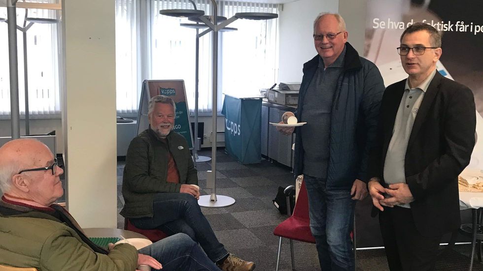 HYGGJELEG KAKEFEST: Måndag opna Sogn Sparebank dørene for første gong. Frå venstre: tidlegare Hydro-direktør i Årdal Ove Bakke, Øyvind Jevnaker, styreleiar Morten Kristiansen og assisterande banksjef Gunnar Skahjem.