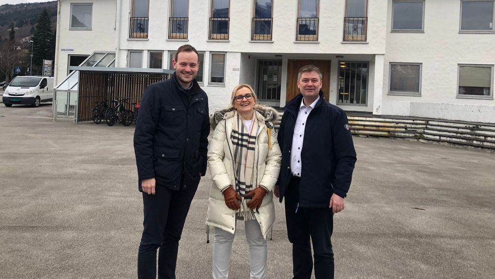 SAMSTEMD GJENG: Rita Navarsete er listetopp for Frp, og ønskjer at nye Sogndal skal vera utan eigedomsskatt. Her står ho med finanspolitisk talsmann Sivert Bjørnstad i Frp, og hans kollega Jan Steinar Engeli Johansen, som begge sit i finanskomitéen på Stortinget.
